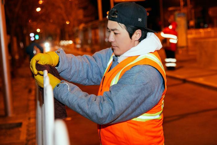 韩红易烊千玺凌晨扫大街 新一轮表情包又来了?