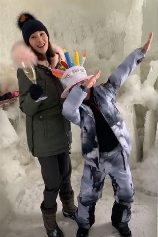 李嘉欣抱着许晋亨日本秀恩爱,冰天雪地中为8岁儿子庆祝生日