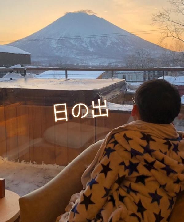 李嘉欣抱着许晋亨日本秀恩爱,冰天雪地中为8岁儿子庆祝生日