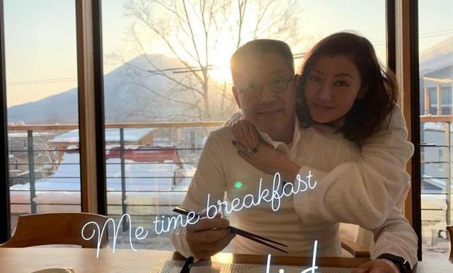 李嘉欣抱着许晋亨日本秀恩爱,冰天雪地中为8岁儿子庆祝生日