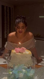 ​金小妹穿透明水晶裙庆25岁，背影比卡戴珊别致，收到爱马仕很惊喜