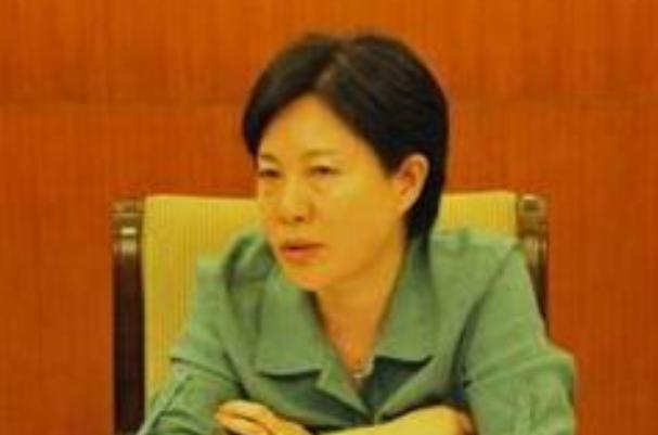 私生活混乱的她,养一群“小白”牵出多名“大老虎”,惊动中纪委