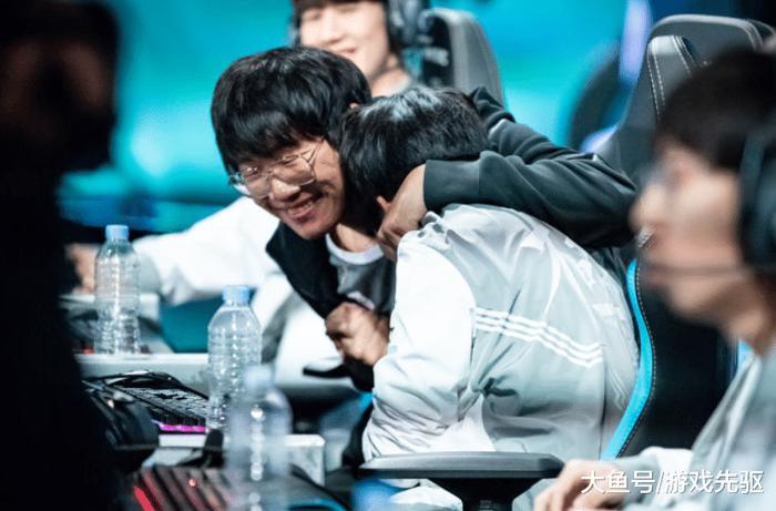 小迷弟Rookie晒与林俊杰合照, 却暴露了真实身高一米六?