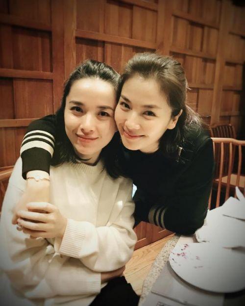 靳东一家四口曝光,大儿子比老爸还帅,小儿子一脸呆萌!