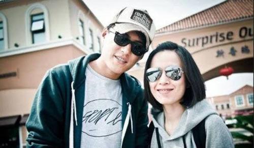 靳东一家四口曝光,大儿子比老爸还帅,小儿子一脸呆萌!