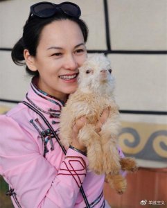 ​网友问羊绒姐：羊绒衫起球吗？如何给羊绒衫去球？