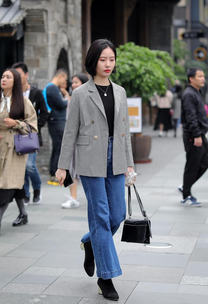 街拍美女：修长的牛仔裤，性感优雅，无处不在的美丽气质