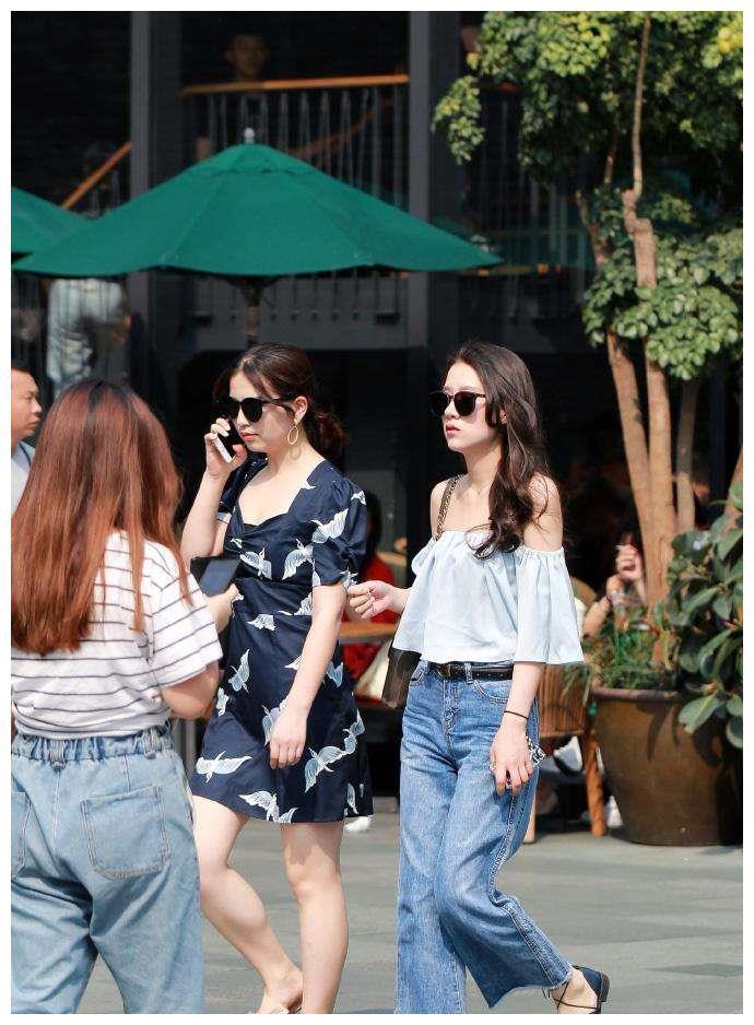 路人街拍,百褶小短裙搭配大长腿,画面很唯美