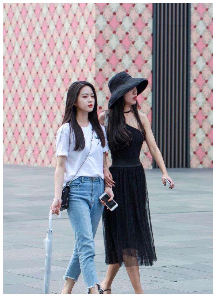路人街拍，百褶小短裙搭配大长腿，画面很唯美
