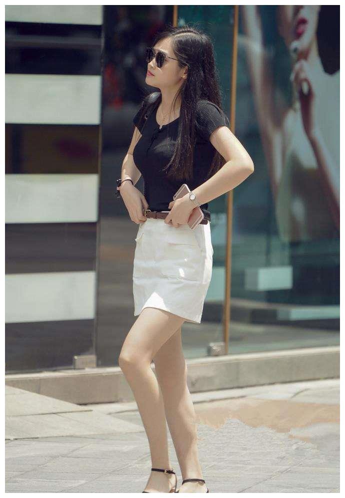 路人街拍,百褶小短裙搭配大长腿,画面很唯美