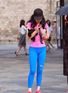 ​街拍：美女一件低胸碎花连衣裙，秀出无限熟女韵味！