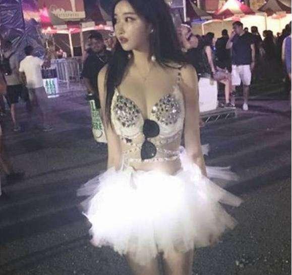 小皮裤将身材展示的淋淋尽致,美的让人不要不要的,辣眼睛