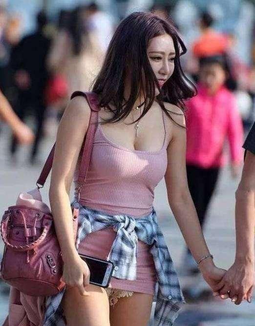 小皮裤将身材展示的淋淋尽致,美的让人不要不要的,辣眼睛