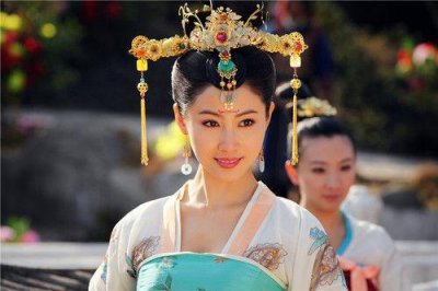 ​她是武则天身边的红人，不仅总揽朝中大权，就连私生活也很淫乱