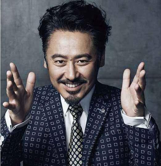 吴秀波近照曝光,痞帅大叔变沧桑爷爷,对镜头摆手势心情超好