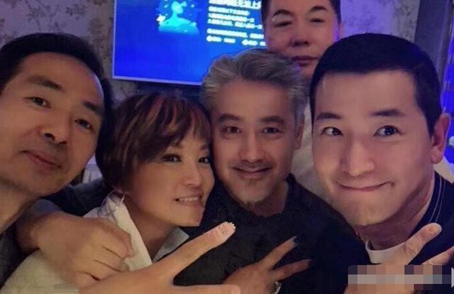 吴秀波近照曝光,痞帅大叔变沧桑爷爷,对镜头摆手势心情超好