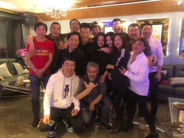 吴秀波近照曝光，痞帅大叔变沧桑爷爷，对镜头摆手势心情超好