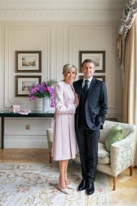 ​布丽吉特依偎在马克龙身边可真甜！穿一身粉秀少女腿，闪耀太太团