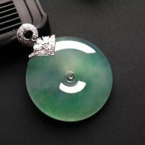 ​每一种颜色的翡翠都有它独特的魅力