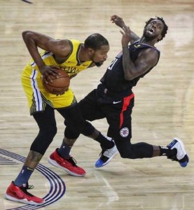 ​全场8次出手9次失误，连续两场遭罚下，杜兰特不敢与贝弗利硬抗