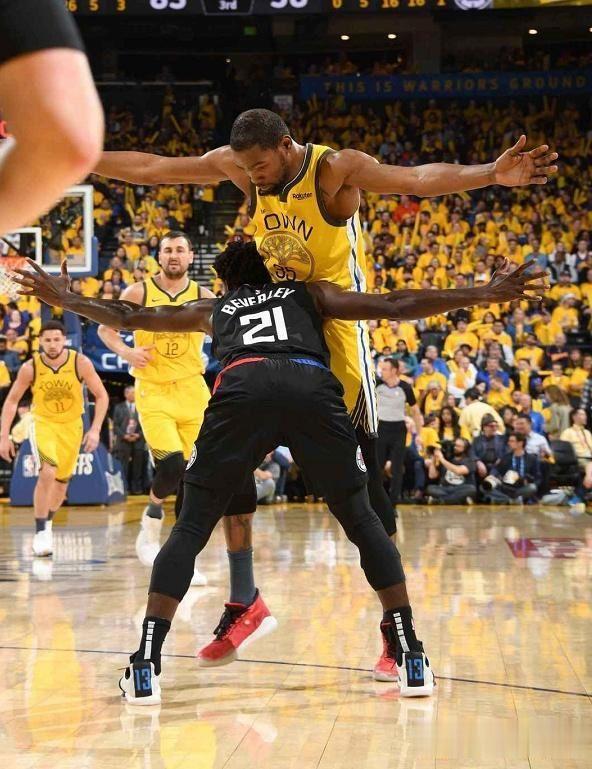 全场8次出手9次失误,连续两场遭罚下,杜兰特不敢与贝弗利硬抗