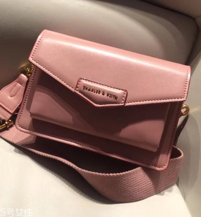 小ck邮差包多少钱 粉粉嫩嫩惹人爱 小ck邮差包多少钱 粉粉嫩嫩惹人爱