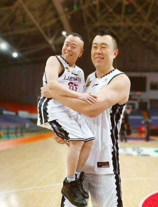 亲弟1米79，潘长江1米6，我才知道，原来他有一个大难不死的童年