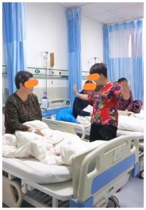 ​病房内，一位大妈大跳广场舞，只为逗母亲开怀大笑