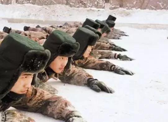 解读:此军区归“陆军总部”管理,副战区级司令员为“中将”军衔