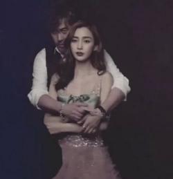 吴秀波从背后抱baby,手放的方位亮了,网友:太有心计