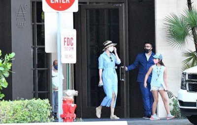 ​伊万卡全家海边度假真养眼穿泳衣与1米9老公比长腿，9岁长女超清