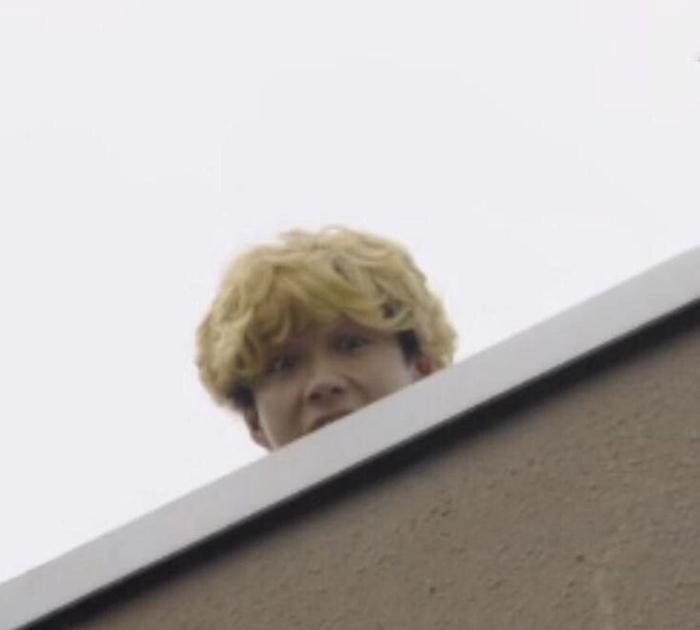 我是大哥大·沙雕搞笑头像：上帝把智慧洒向人间，唯独你打了把伞