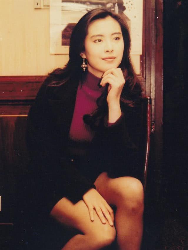 王祖贤经典的照片，图二妩媚迷人，图五让人移不开眼睛