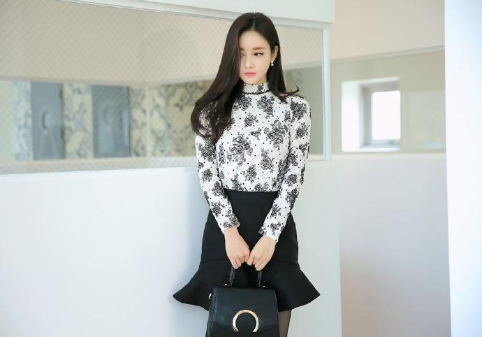 高颜值的美女同事，居家自拍，修长美腿搭配黑色丝袜，女神范十足