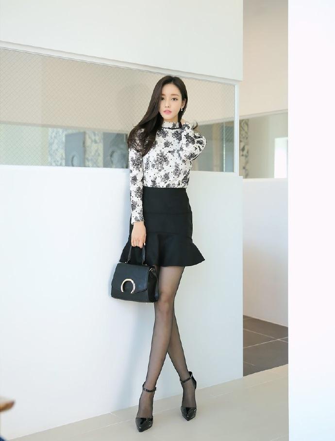 高颜值的美女同事，居家自拍，修长美腿搭配黑色丝袜，女神范十足