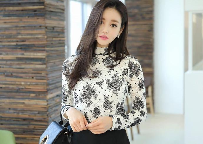 高颜值的美女同事，居家自拍，修长美腿搭配黑色丝袜，女神范十足