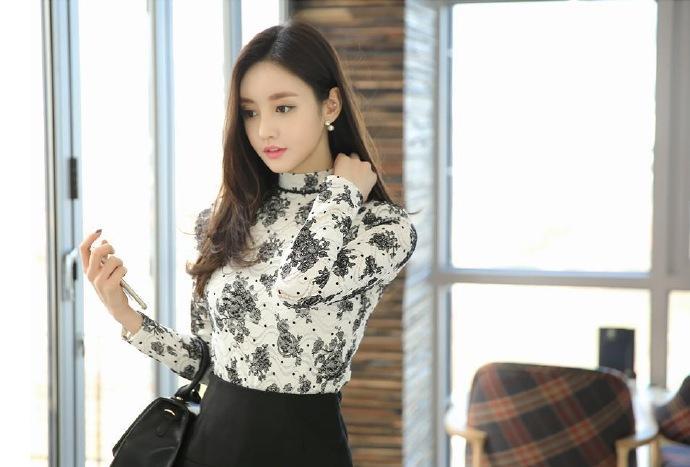 高颜值的美女同事，居家自拍，修长美腿搭配黑色丝袜，女神范十足