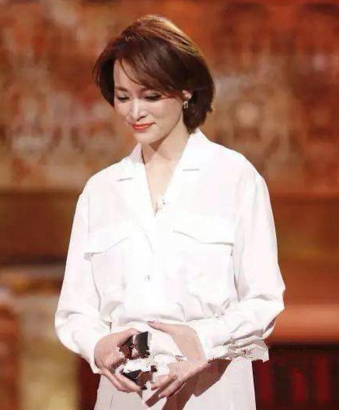 董卿又缺席春晚,倪萍经纪人抱不平:8个字令人深省