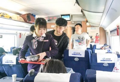 ​高铁55元盒饭称17种食材名厨做，游客吃完吐槽：我咋又信了