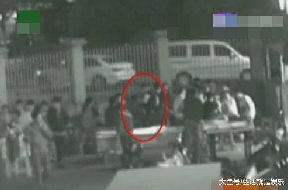 男子模仿抖音“拿菜换肉”, 用馒头换肉串, 被拒后殴打对方被刑拘