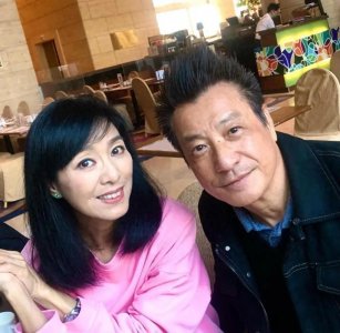 ​68岁米雪骨瘦如柴手臂似竹竿，76岁石修搂着好友登机