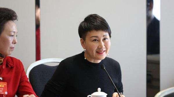 56岁张凯丽, 老公身份很特殊, 女儿比妈妈还要漂亮