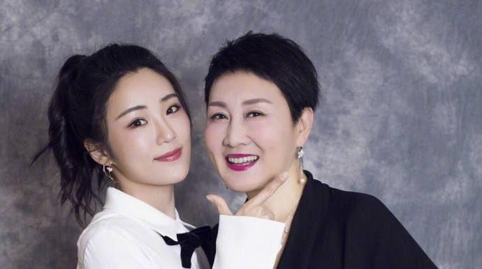 56岁张凯丽, 老公身份很特殊, 女儿比妈妈还要漂亮