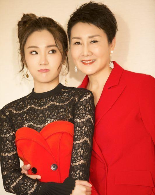 56岁张凯丽, 老公身份很特殊, 女儿比妈妈还要漂亮