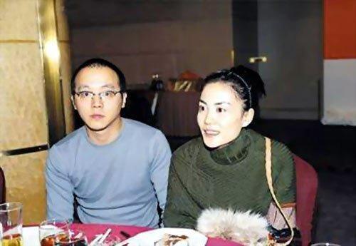 49岁窦唯与朋友聊天近照, 网友: 真人和照片上差别真大