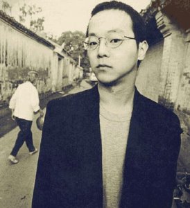 ​49岁窦唯与朋友聊天近照, 网友: 真人和照片上差别真大