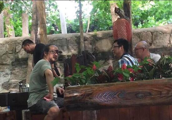 49岁窦唯与朋友聊天近照, 网友: 真人和照片上差别真大