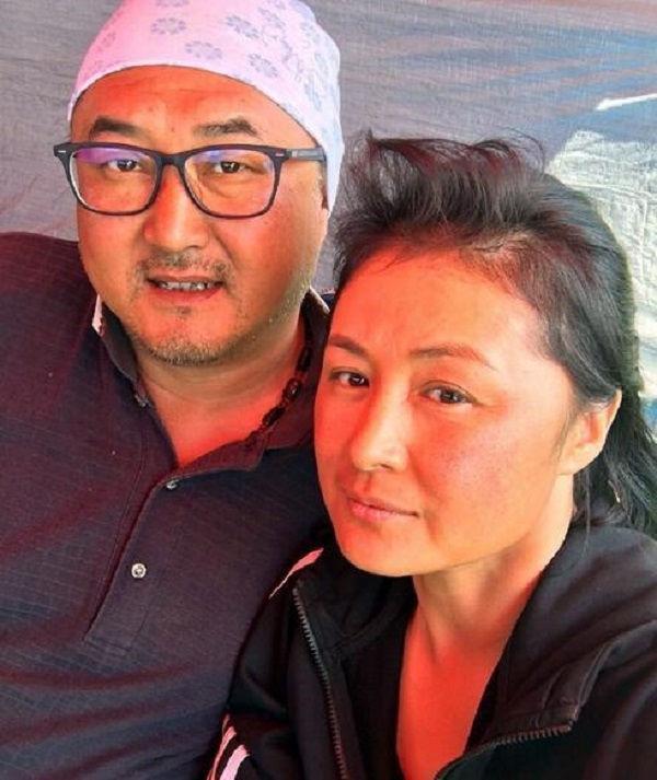 47岁“谢大脚”老公曝光,隐藏了20年,网友:这长相看不下去