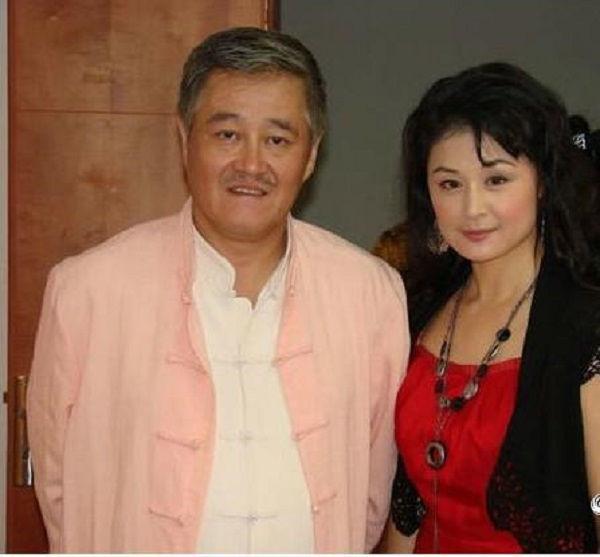 47岁“谢大脚”老公曝光，隐藏了20年，网友：这长相看不下去