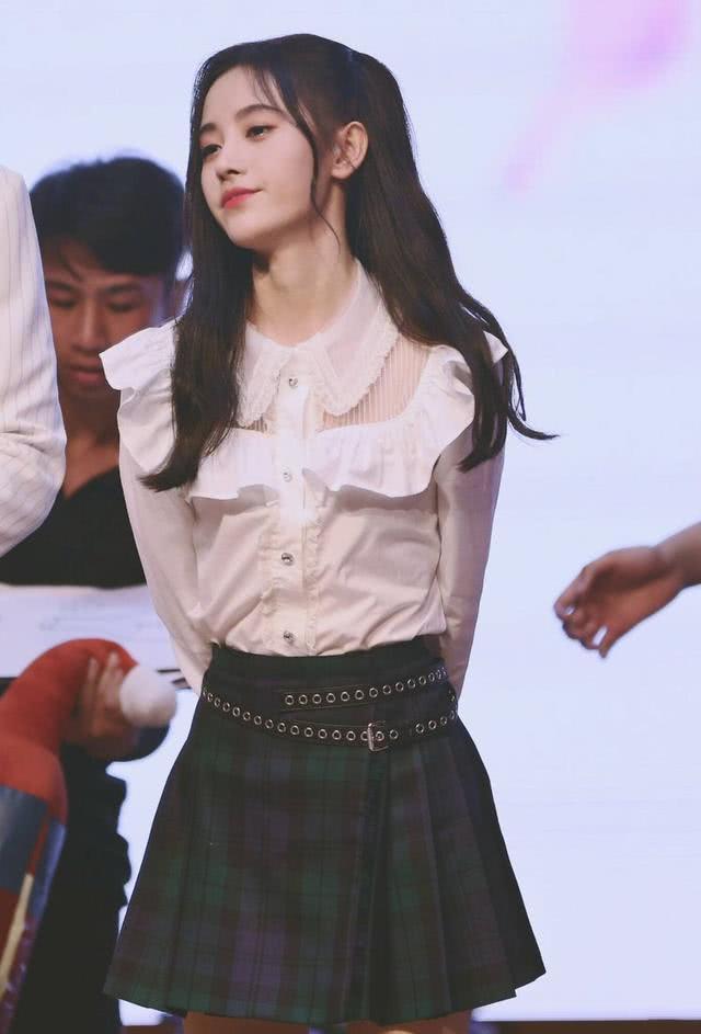 24岁鞠倩伟出席见面会穿嫩装，看起来像个高中生？